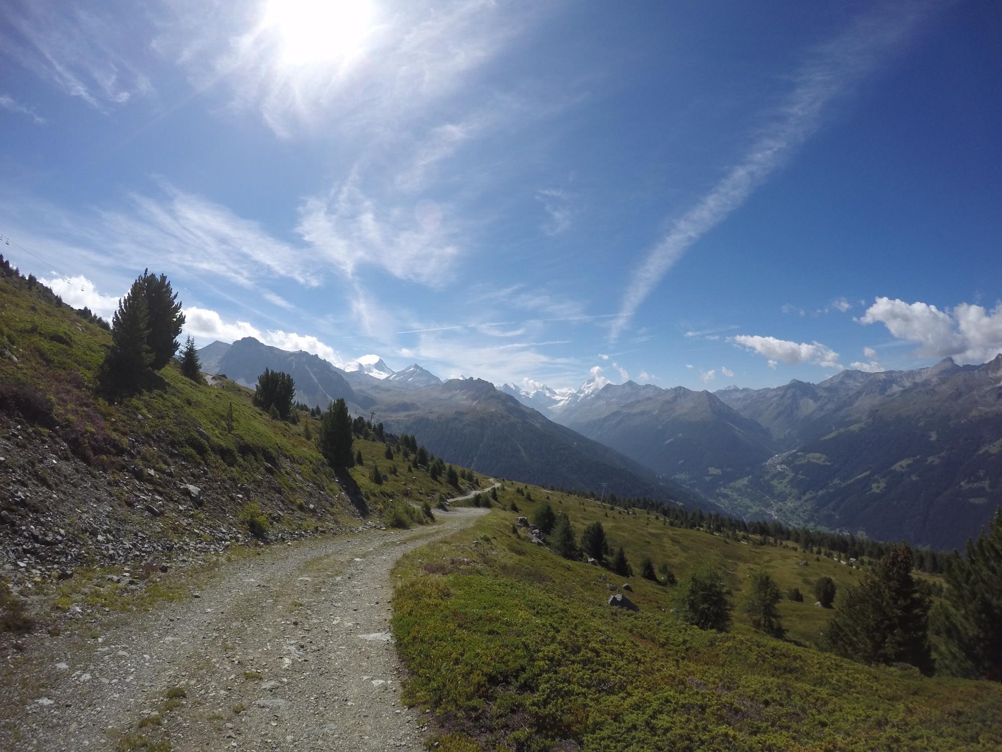 Vue majestueuse sur les sommets alpins