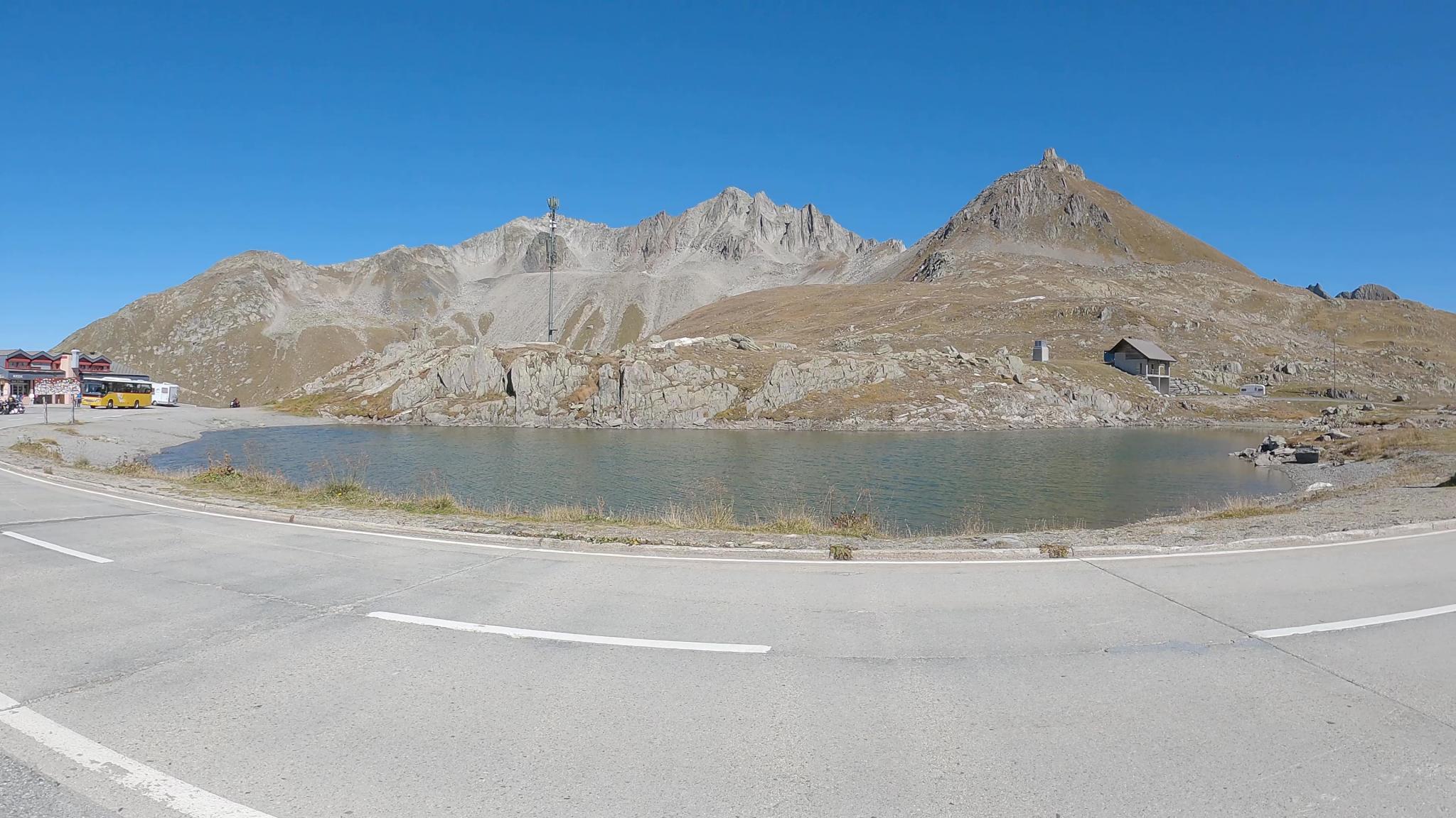 Le lac du col du Nufenen