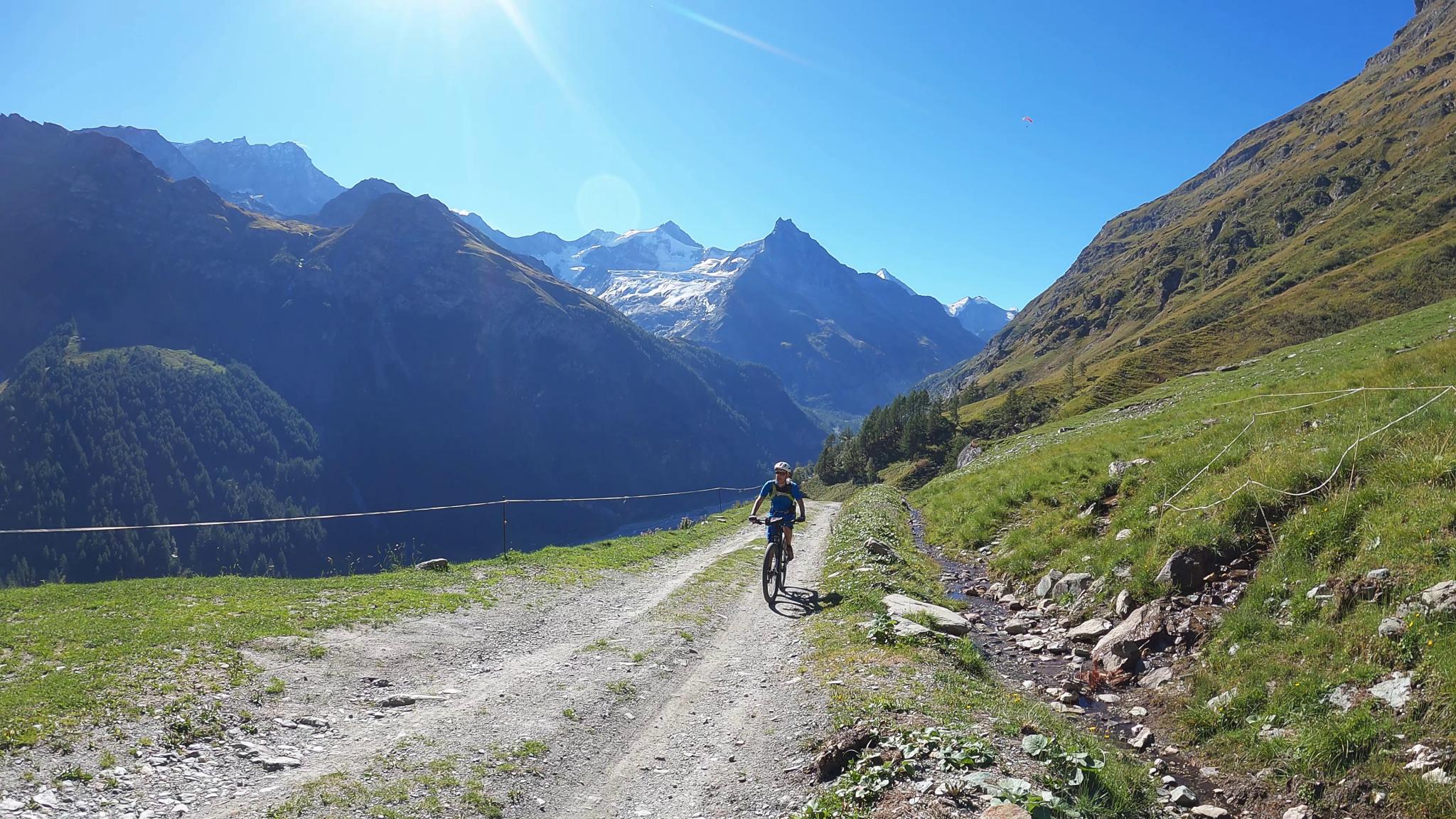 Montée vers Sorebois avec le Besso en arrière-plan